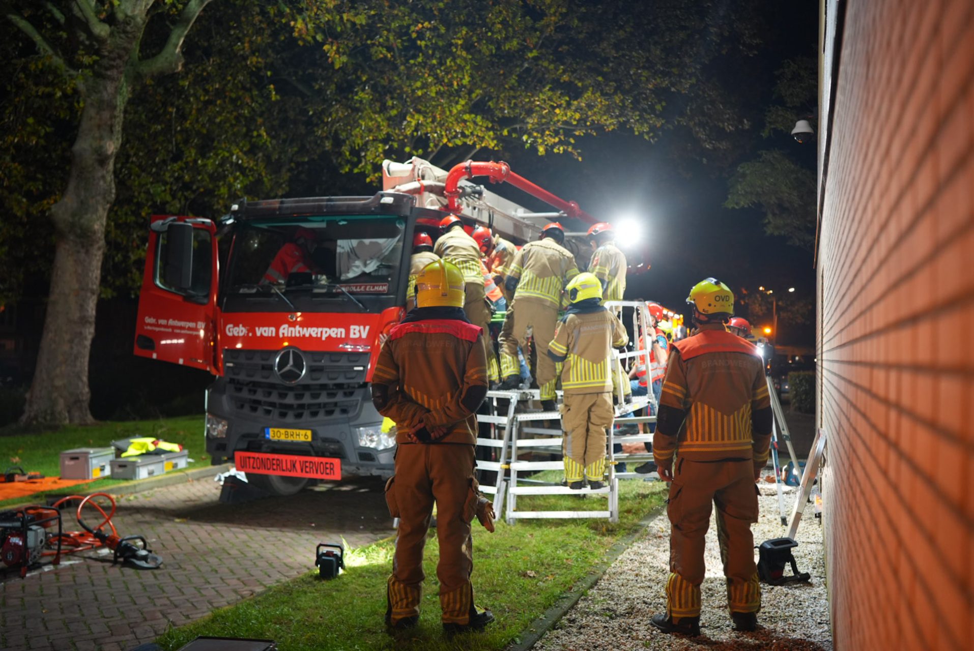 Brandweer bevrijdt gewonde chauffeur uit cabine van betonpomp