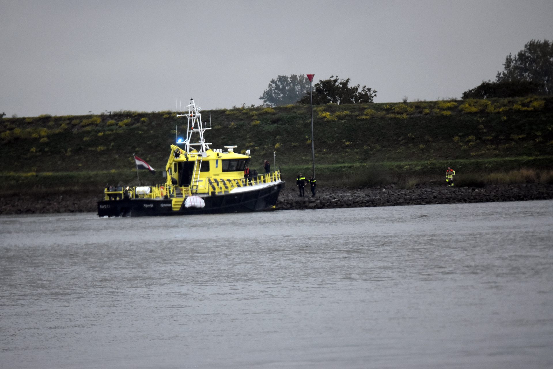 Lichaam aangetroffen in de Waal, politie doet onderzoek