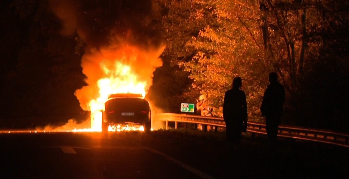 Auto volledig uitgebrand op snelweg, wegdek zwaar beschadigd