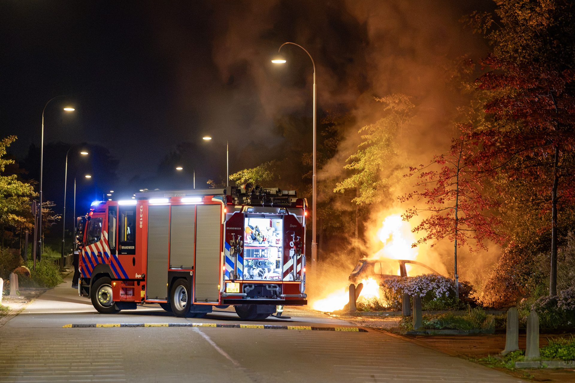 Auto volledig uitgebrand, politie onderzoekt oorzaak