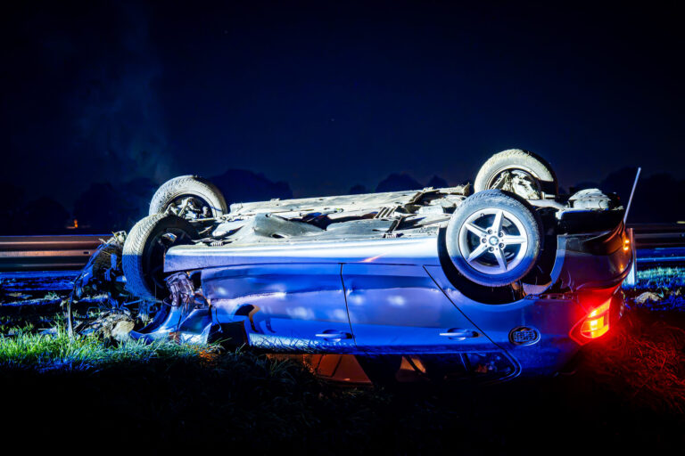 Auto vliegt over de sloot en belandt op z’n kop