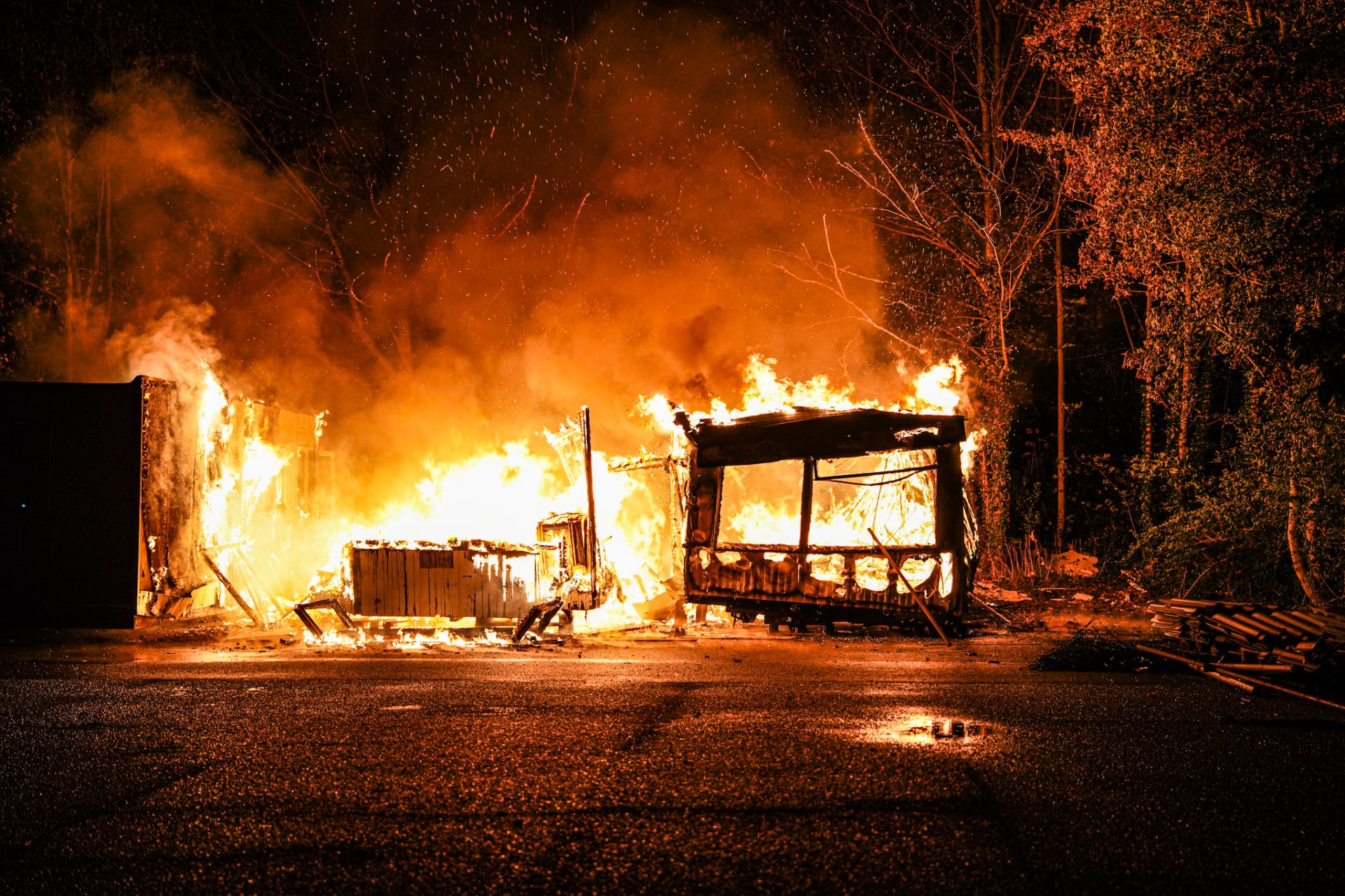 Drie stacaravans verwoest door grote brand in Nieuw-Amsterdam