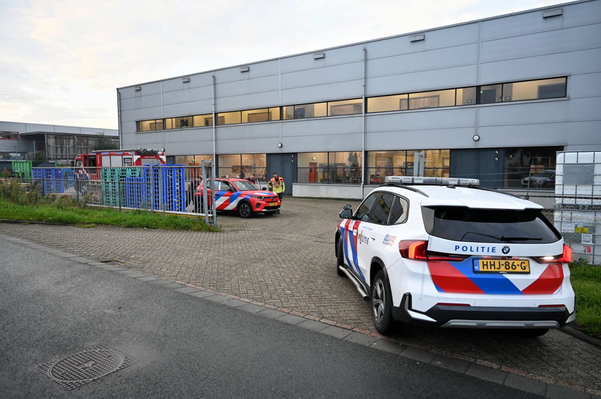 Man raakt met been bekneld in machine