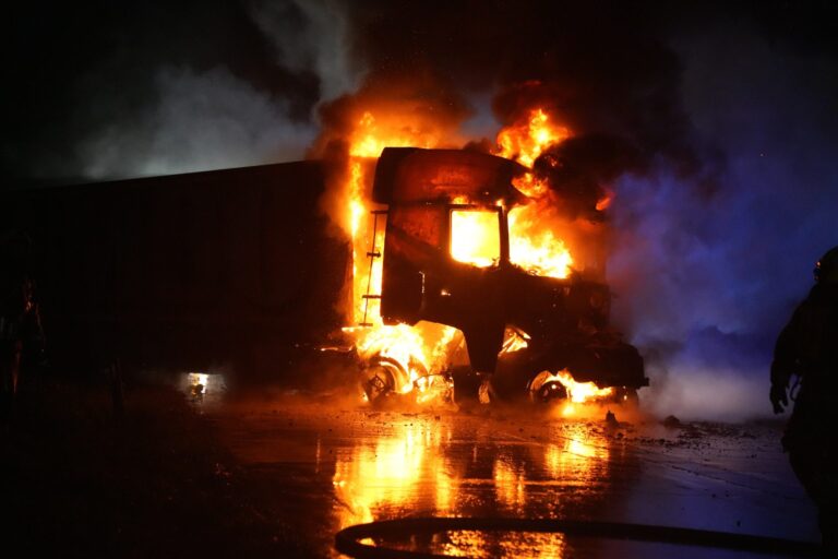Vrachtwagen en auto botsen frontaal, vrachtwagen vliegt in brand