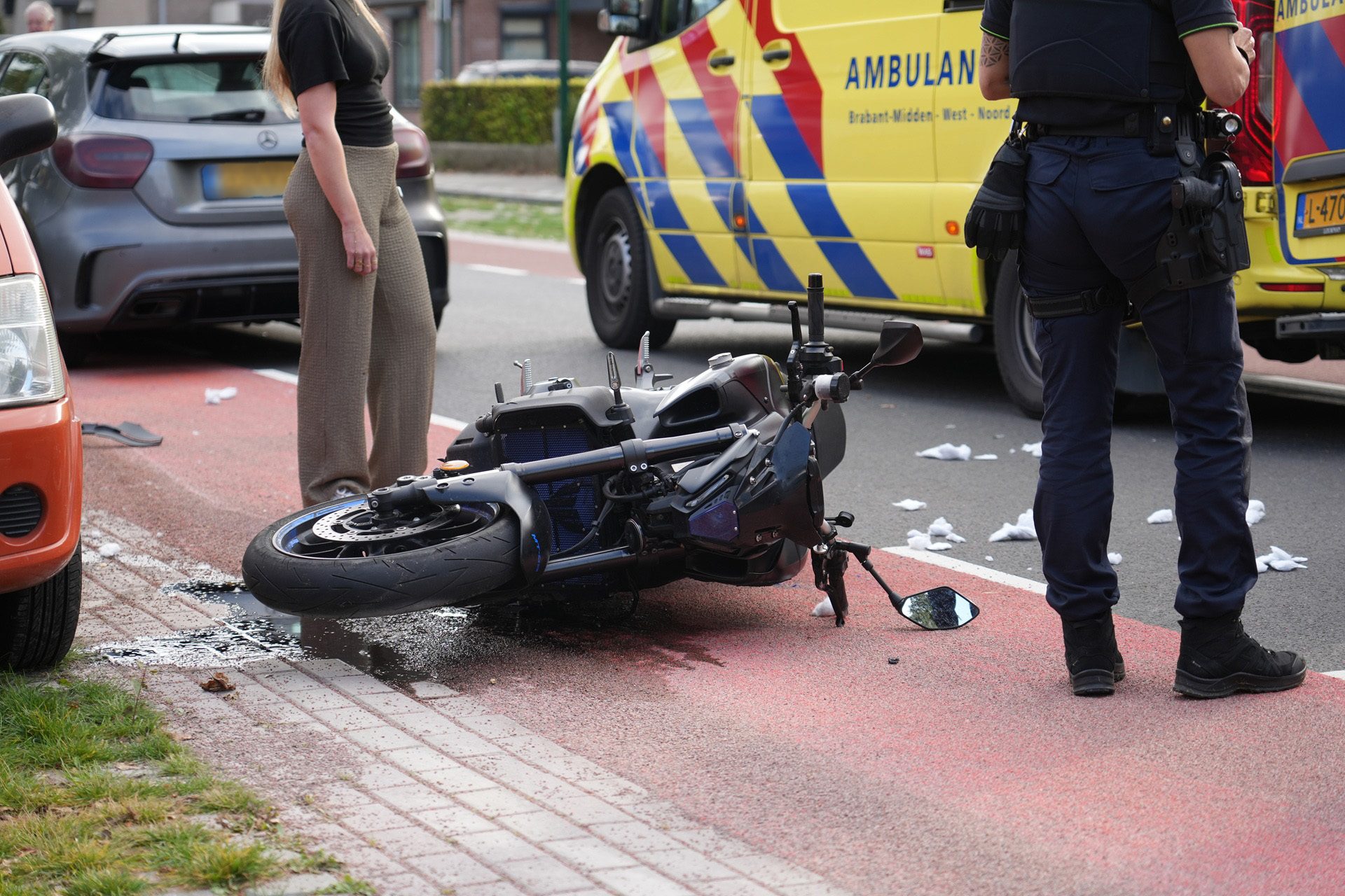 Twee gewonden bij botsing tussen motor en auto