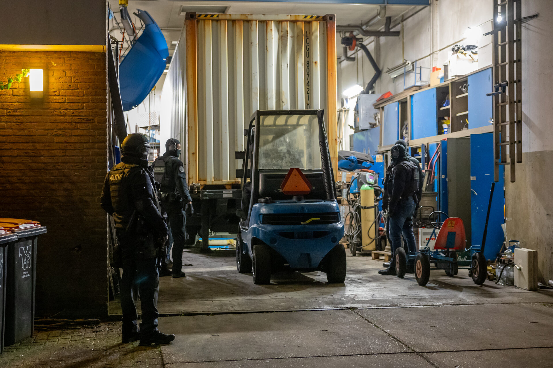 Acht aanhoudingen bij inval, cocaïne gevonden in container