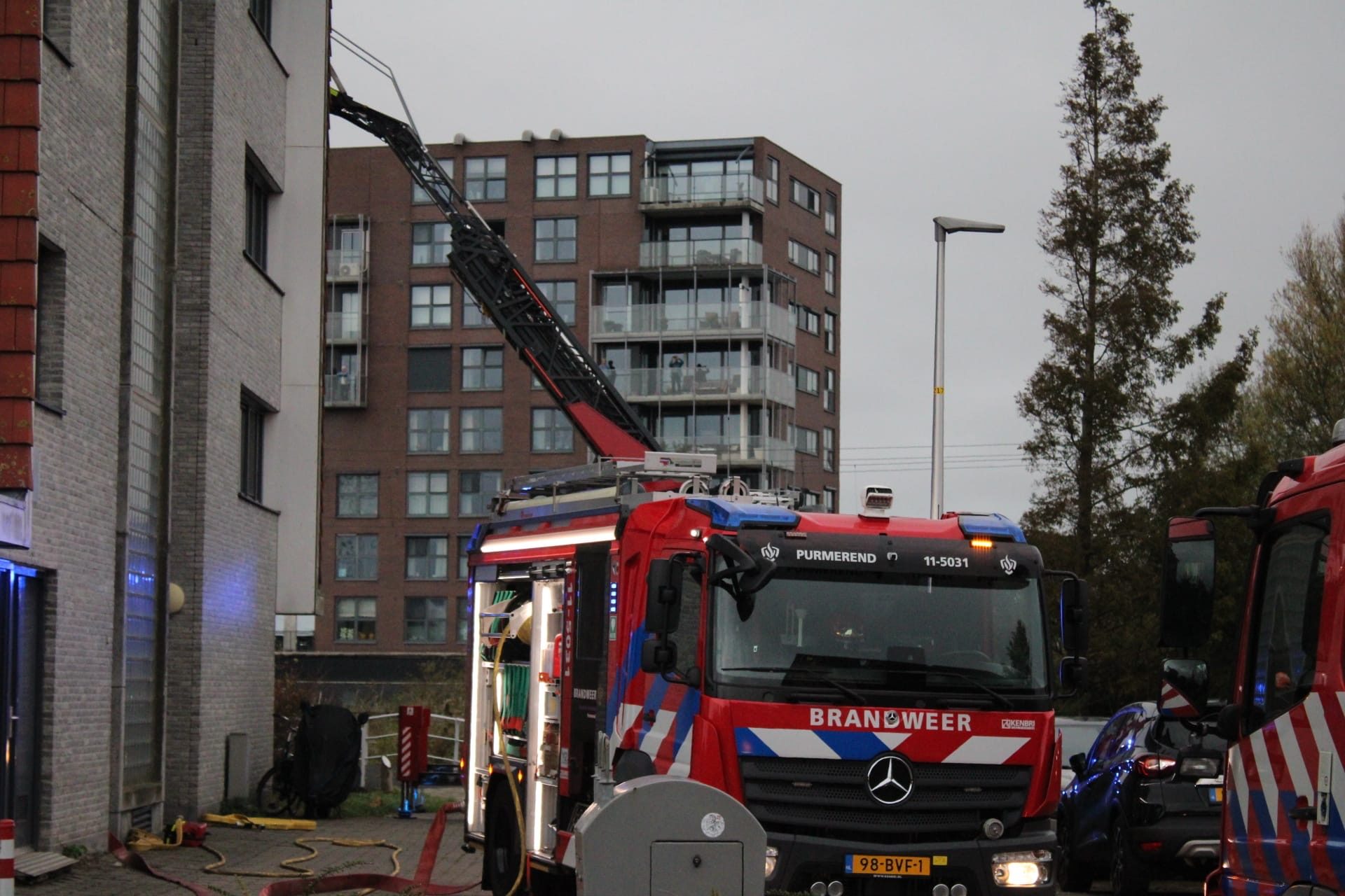 Rookoverlast door grote woningbrand, bewoners gewaarschuwd