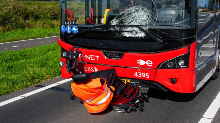 Persoon op scootmobiel overleden na aanrijding met bus