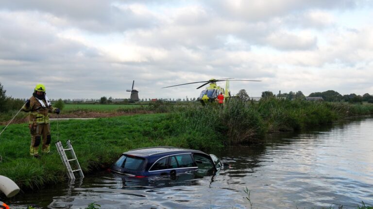 Auto te water na botsing, man gered en traumahelikopter ingezet