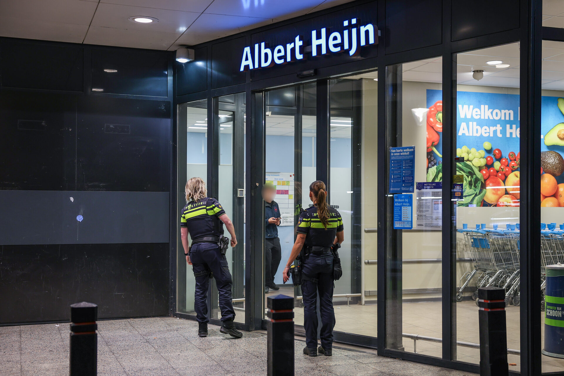 Overval op Albert Heijn, verdachte met steekwapen gezocht