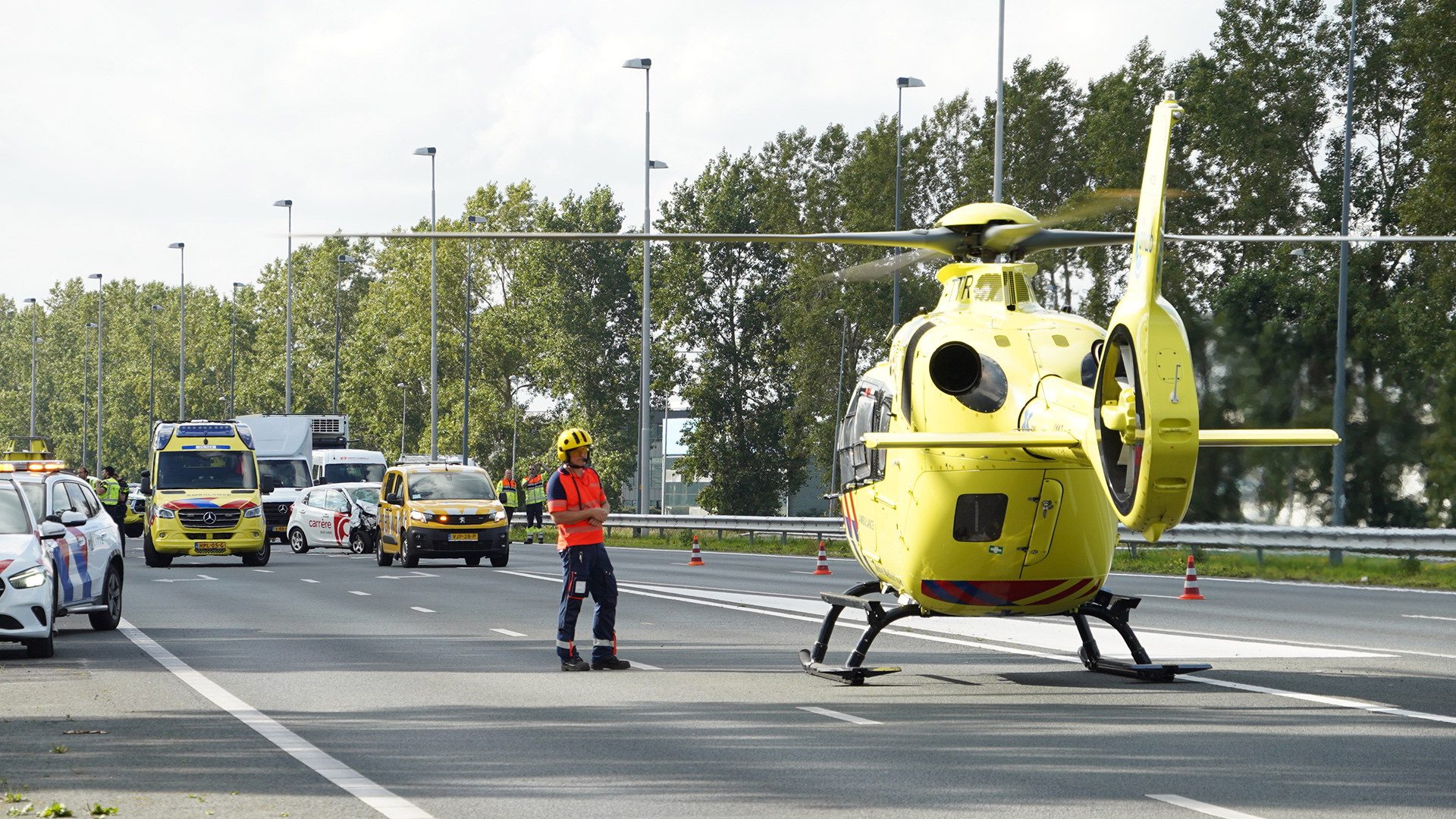 Auto botst achterop pechbus, traumahelikopter landt op snelweg
