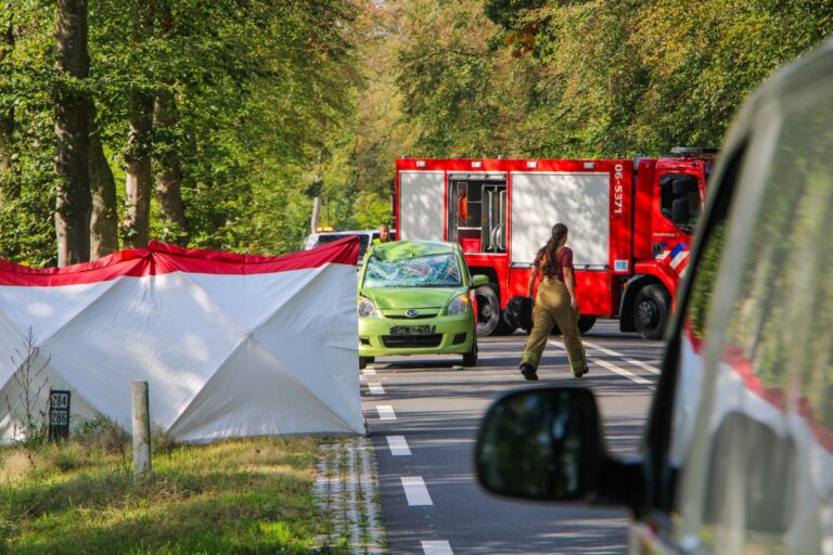 UPDATE: Fietser (79) overleden na botsing met auto, traumahelikopter ingezet
