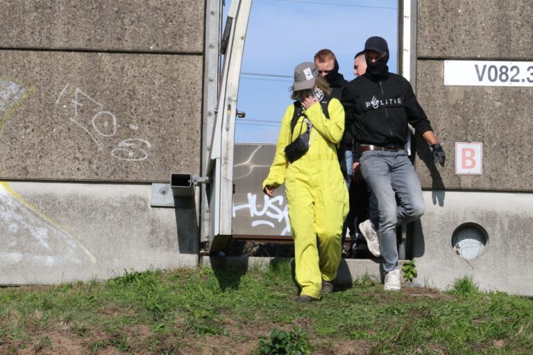 UPDATE: Demonstranten liggen op spoor tijdens actie op Betuweroute