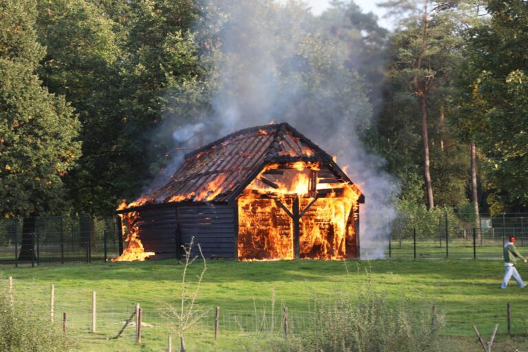 Houten schuur volledig verwoest door uitslaande brand