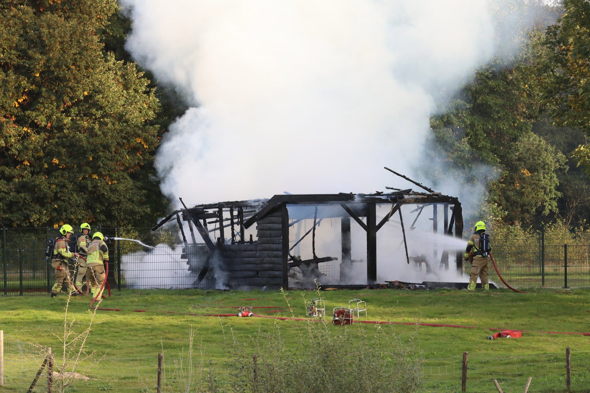 HEITINK_20261003_Brand_verwoest_houten_schuur_in_Otterlo_3 - 112 Nederland