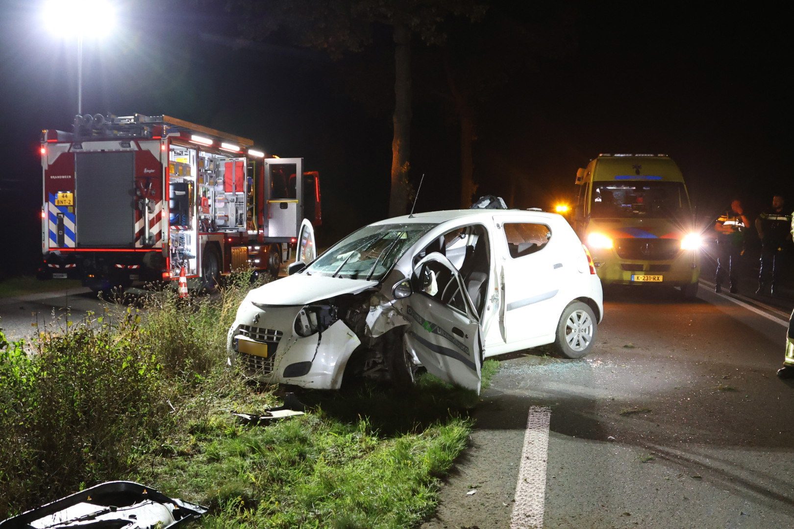 Auto botst tegen boom, traumahelikopter opgeroepen