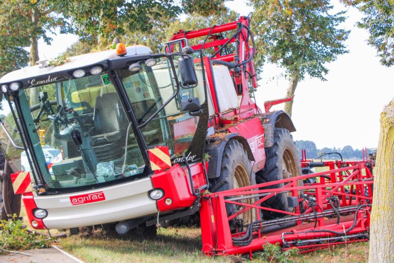 Weg volledig dicht na ongeval met landbouwvoertuig