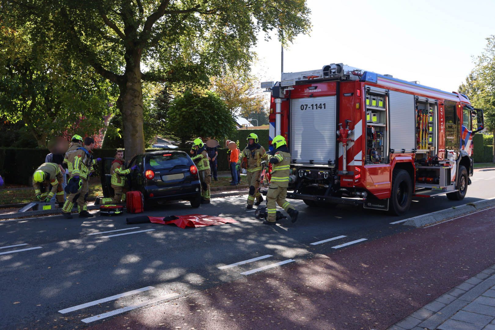 Automobiliste raakt bekneld na botsing tegen boom