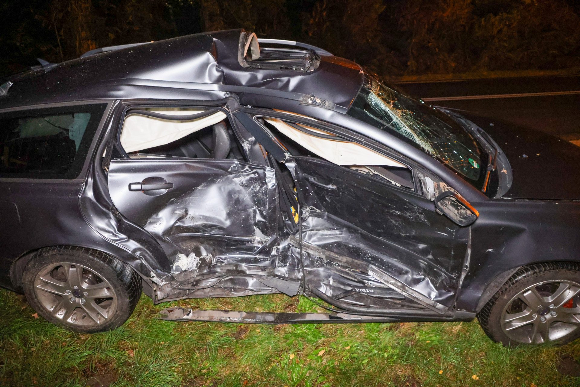 Auto glijdt weg op nat wegdek en botst op tegenligger