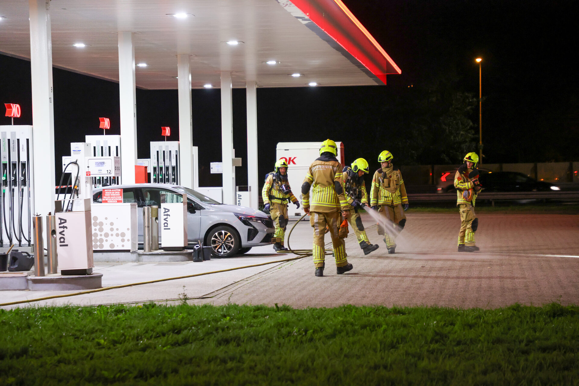 Vrouw krijgt benzine over zich heen tijdens tanken