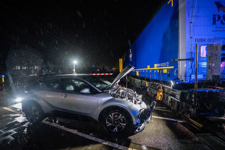 Auto botst op spoorwegovergang tegen goederentrein, hulpdiensten ter plaatse