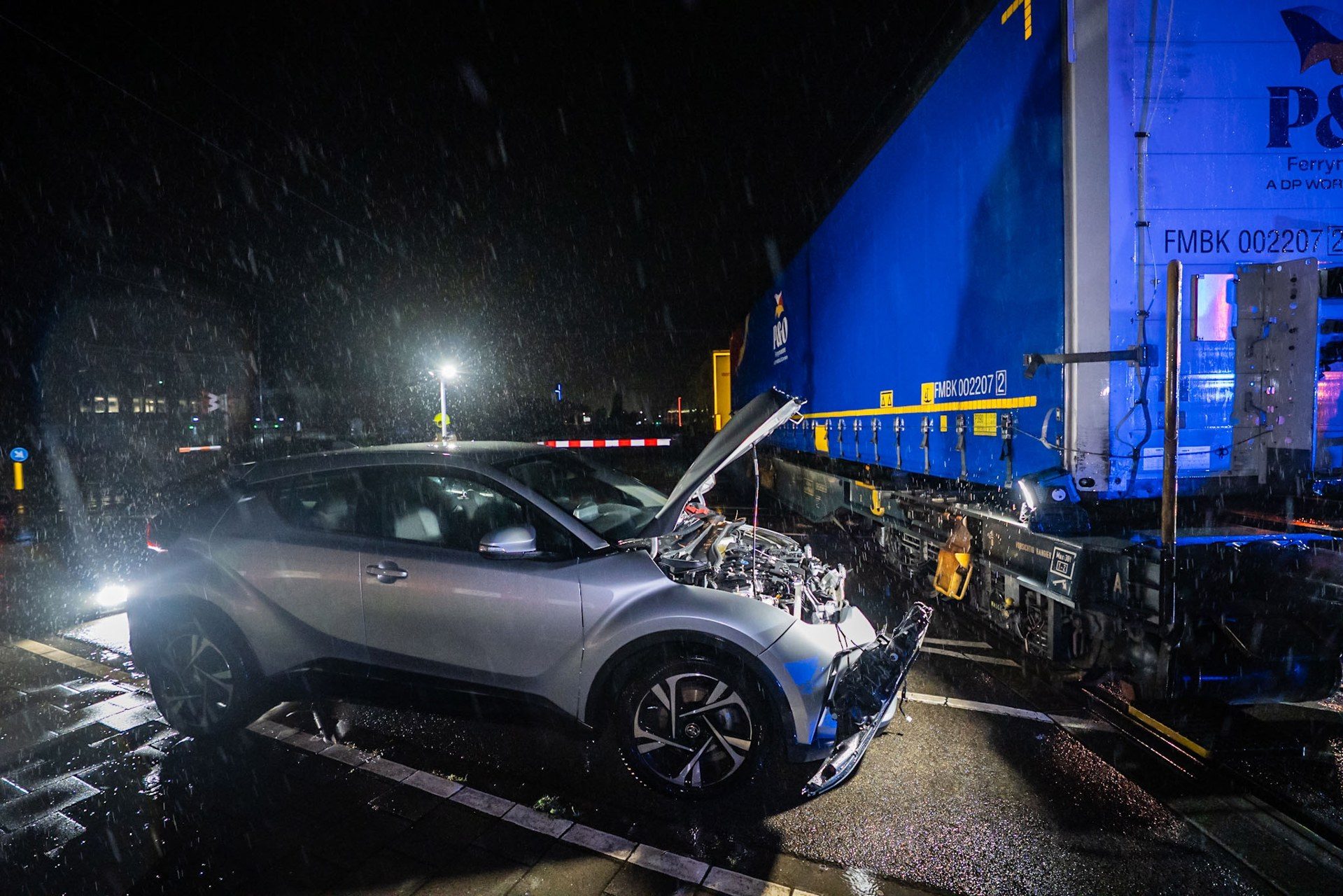 HEITINK_20261009_Auto_komt_in_botsing_met_goederentrein_in_Dieren_4 - 112 Nederland