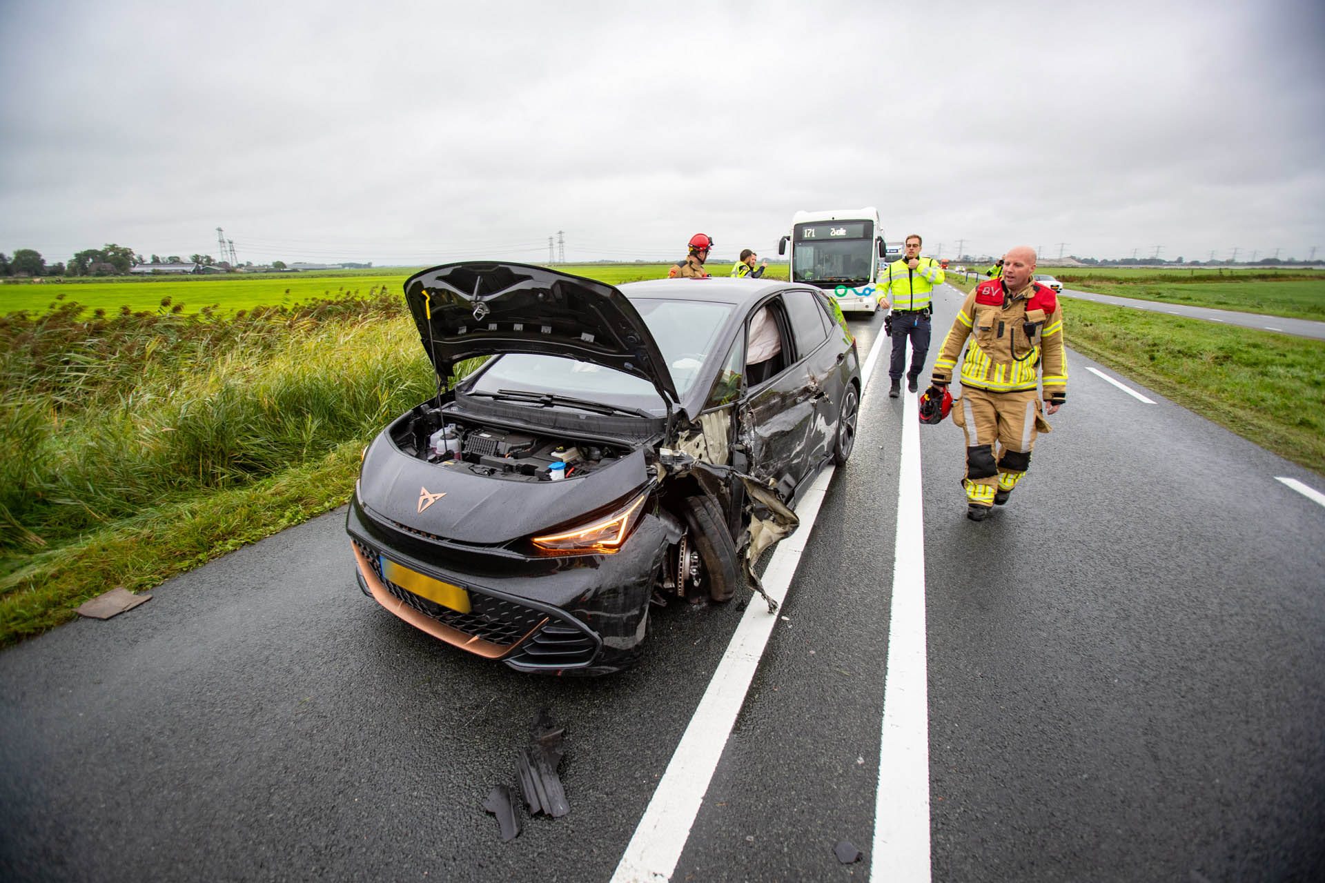 Automobilist schampt tegemoetkomende vrachtwagen
