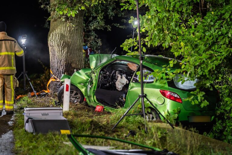 UPDATE: Auto knalt tegen boom, vrouw (32) overlijdt en twee inzittenden gewond