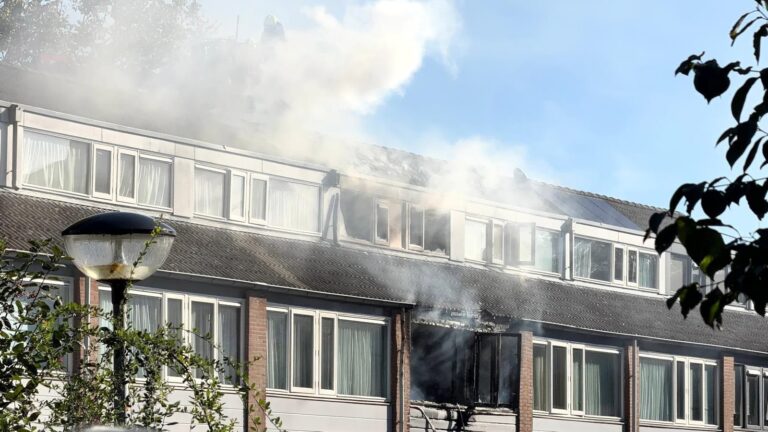 Woningbrand slaat over van eerste verdieping naar zolder