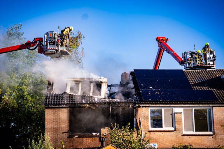 UPDATE: Overleden persoon aangetroffen in uitgebrande woning na grote brand