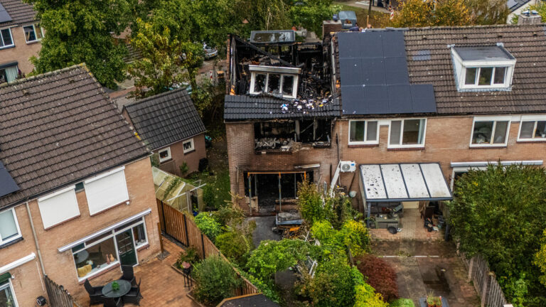 Politie vermoedt brandstichting bij dodelijke woningbrand, drie huizen onbewoonbaar
