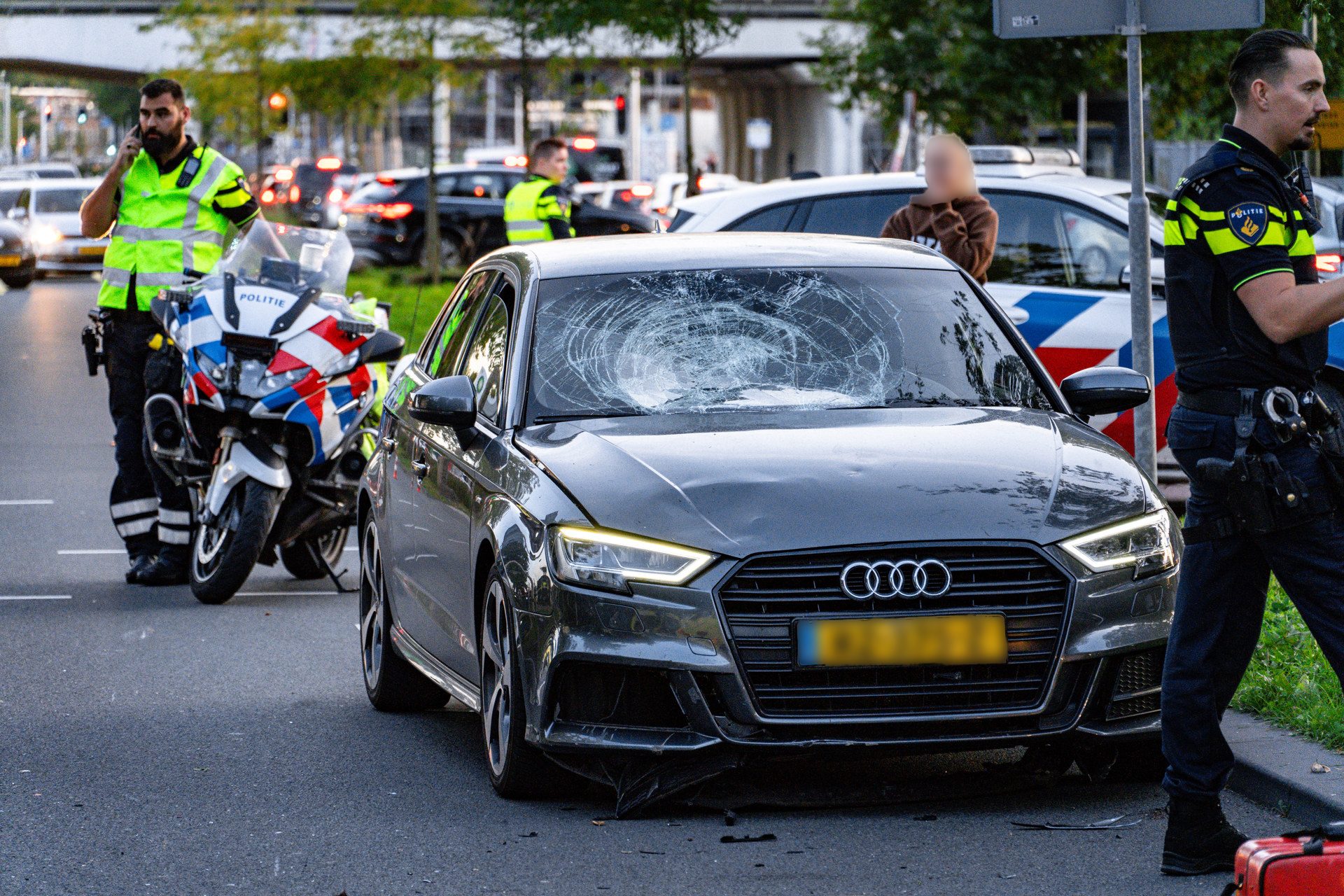 Motor en auto botsen, traumahelikopter opgeroepen