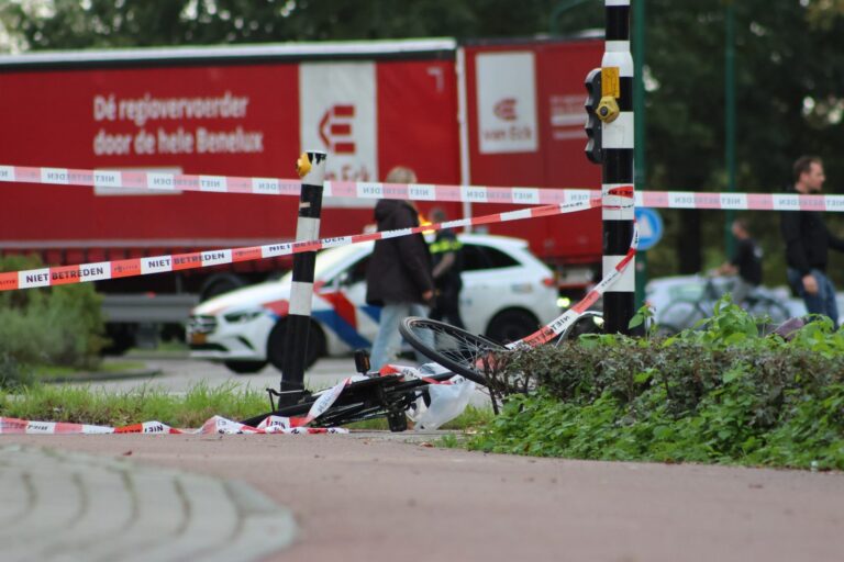 Minderjarige fietser overleden na botsing met vrachtwagen, chauffeur aangehouden