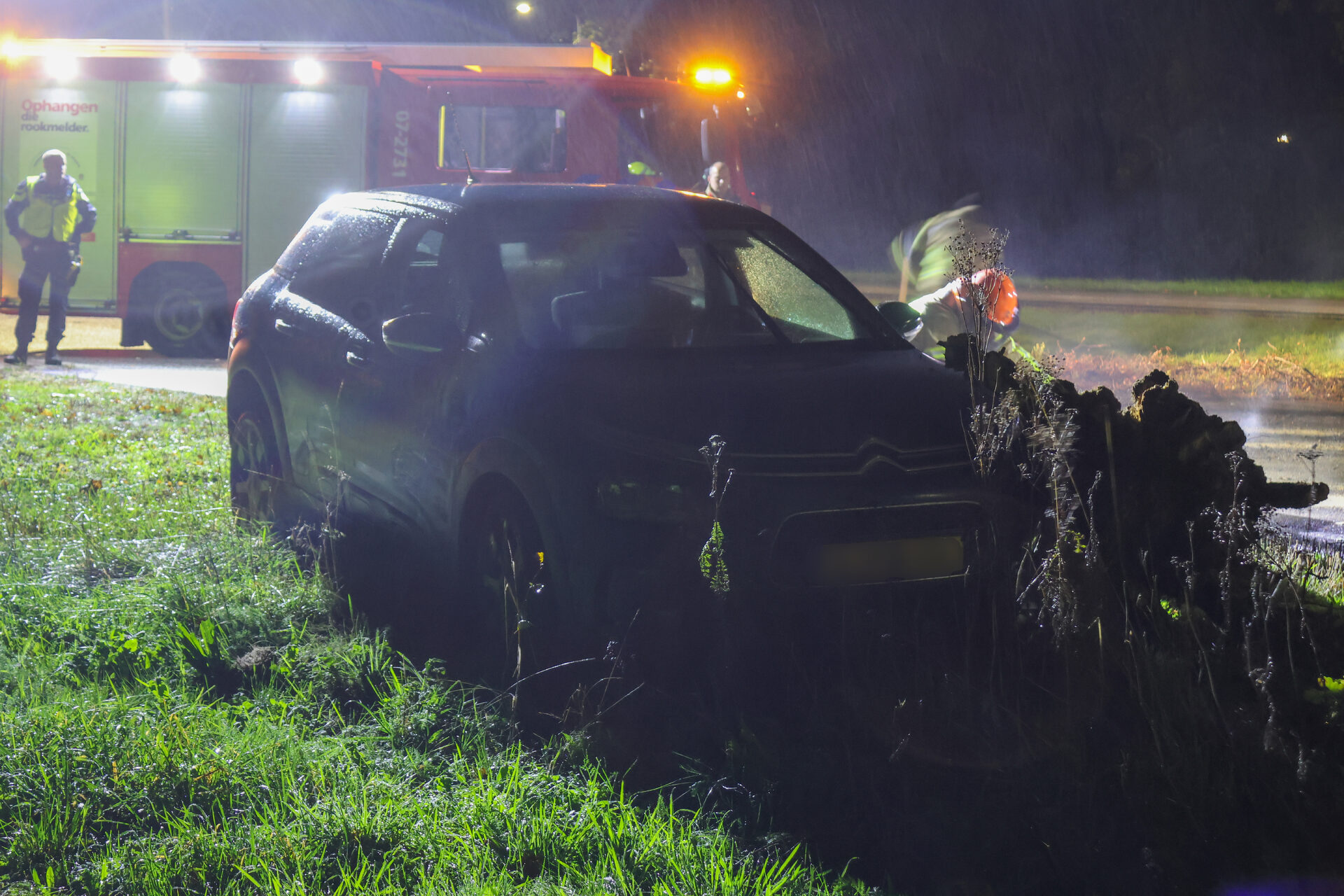 Automobilist botst tegen omgevallen rotte boom, brandweer zaagt boom in stukken