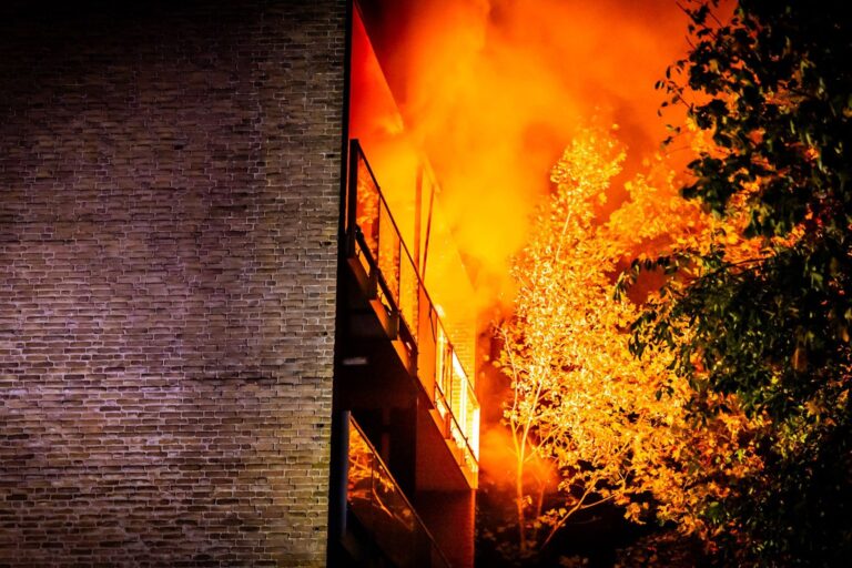 UPDATE: Grote brand in ontruimde flat, één persoon door brandweer naar buiten gehaald