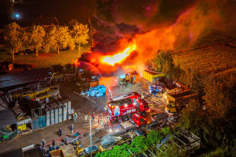 UPDATE: Hoge steekvlam na explosie bij grote brand in schuren met hooi en bouwmaterialen