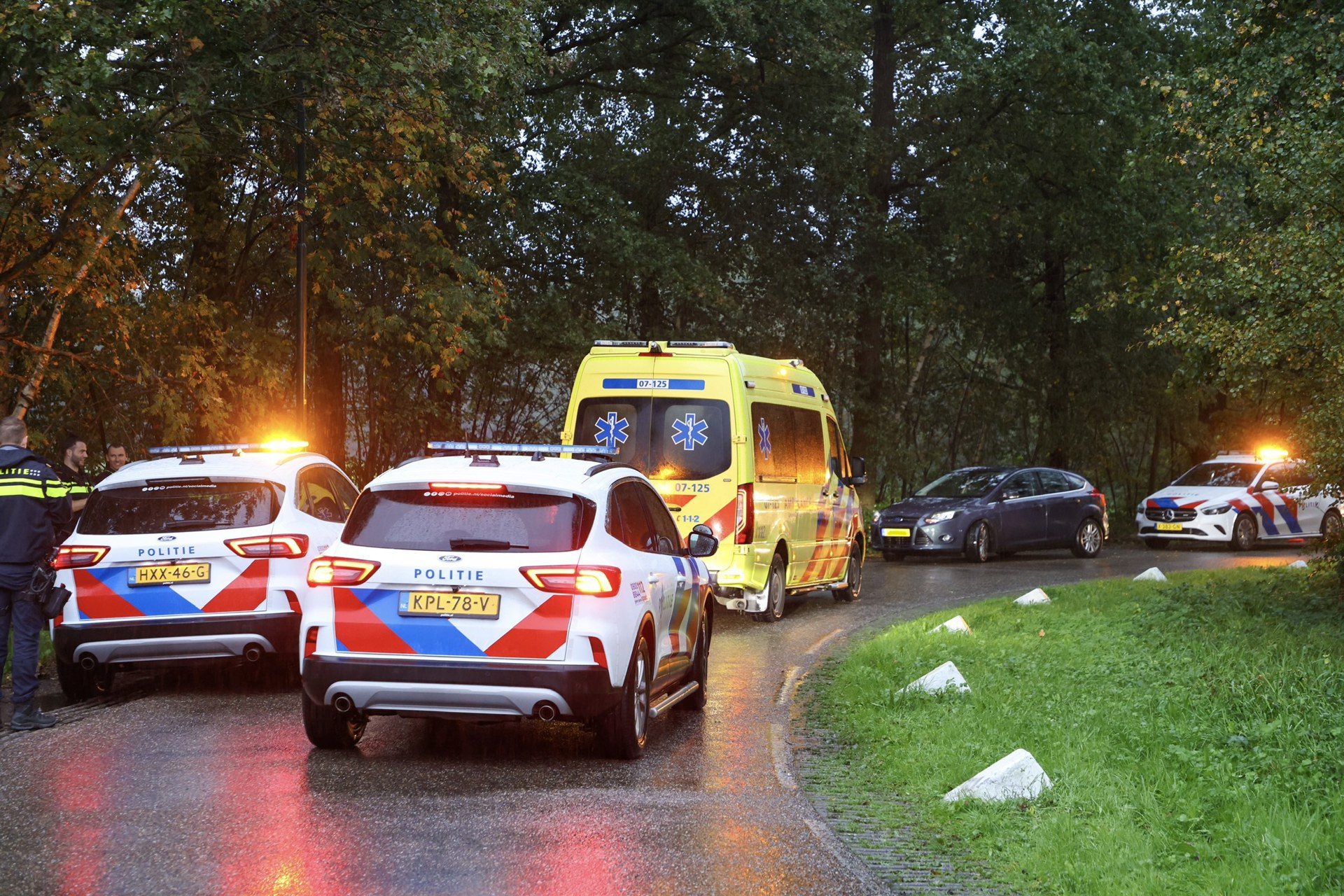 Vrouw gewond bij val met schakelbrommer, traumahelikopter opgeroepen