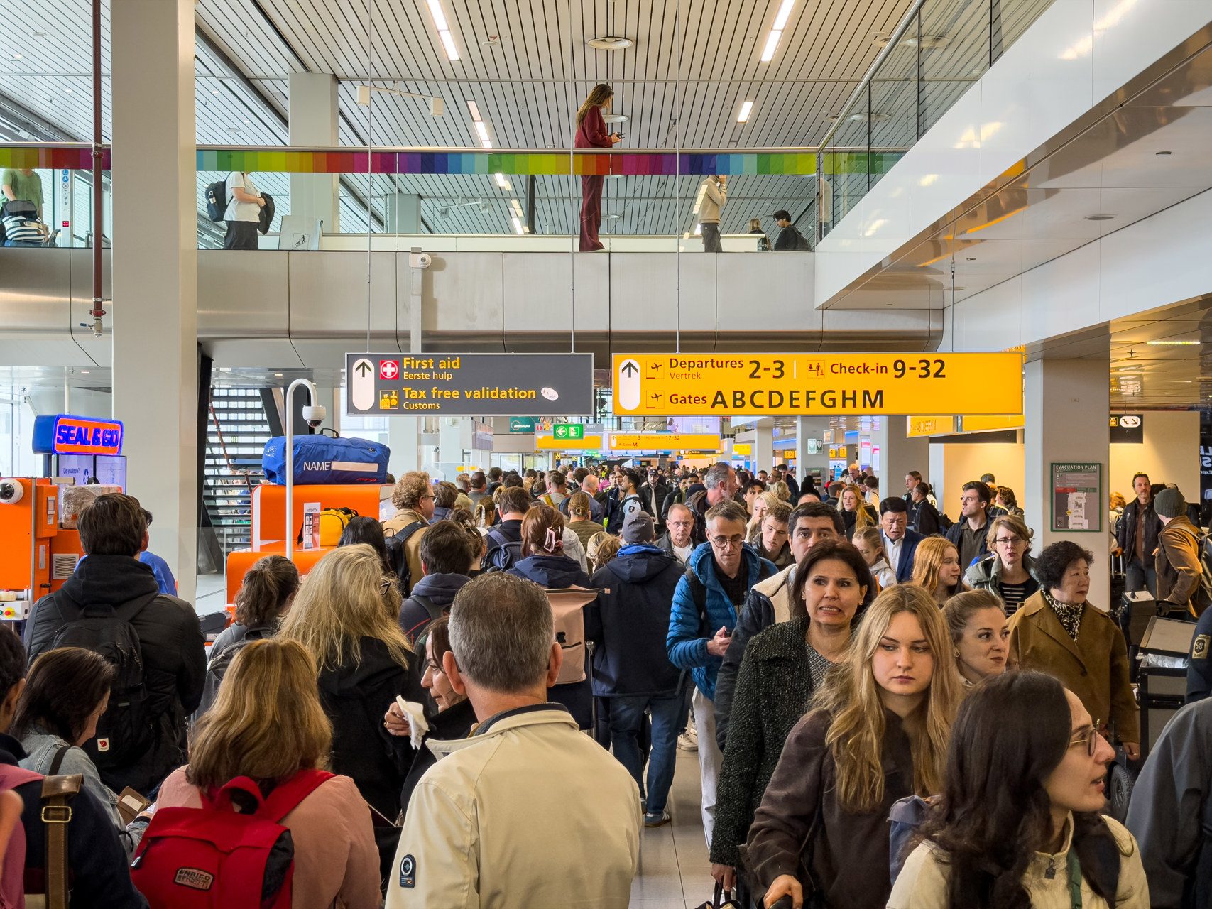 Storing op Schiphol treft alle 78 paspoortpoortjes, wachtrijen lopen op tot een uur
