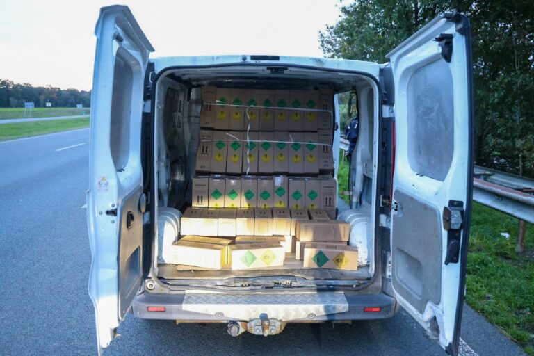 185 flessen lachgas aangetroffen in busje bij controle, bestuurder aangehouden