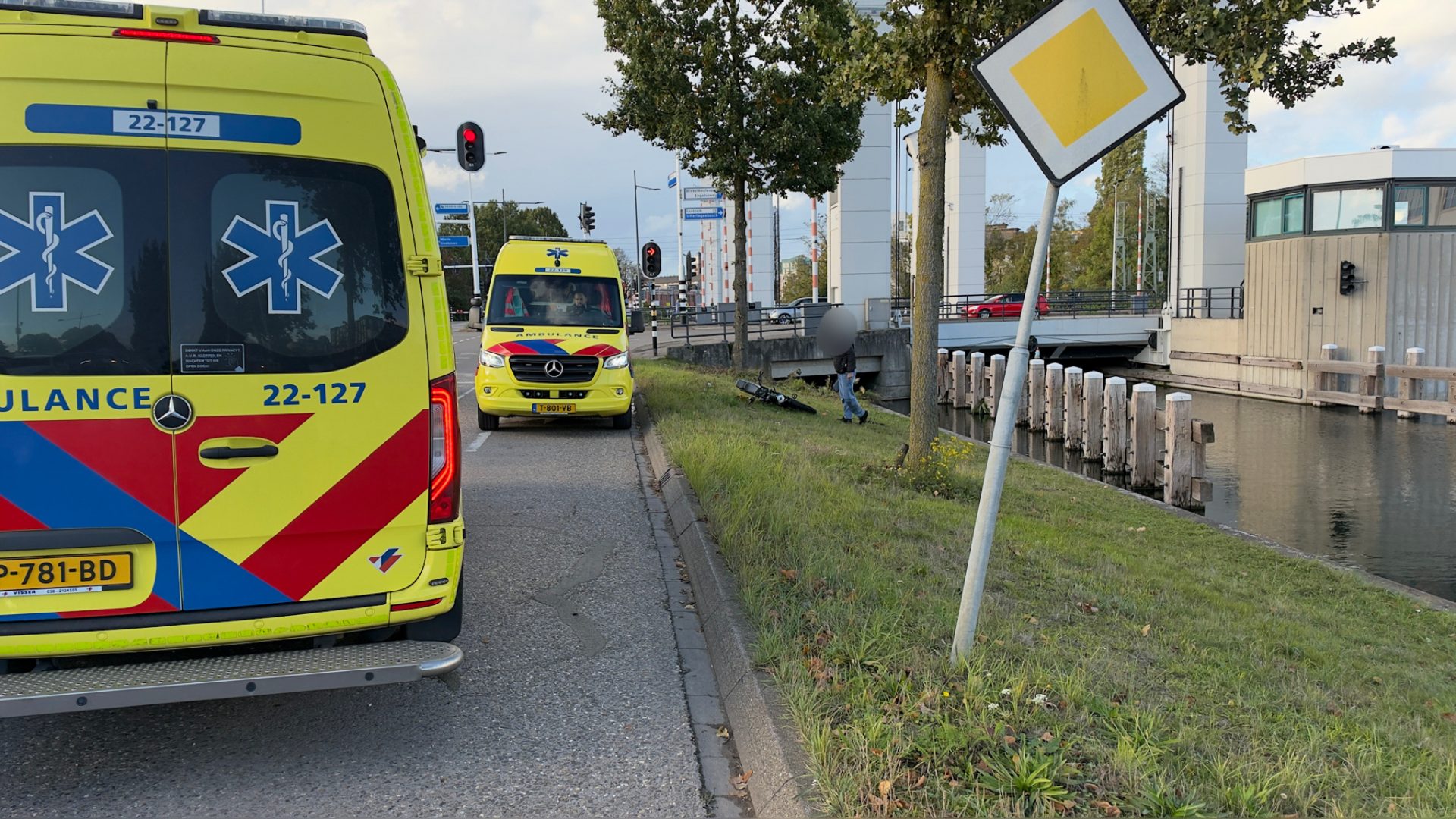 Persoon uit kanaal gehaald, ambulancesleutel belandt in het water