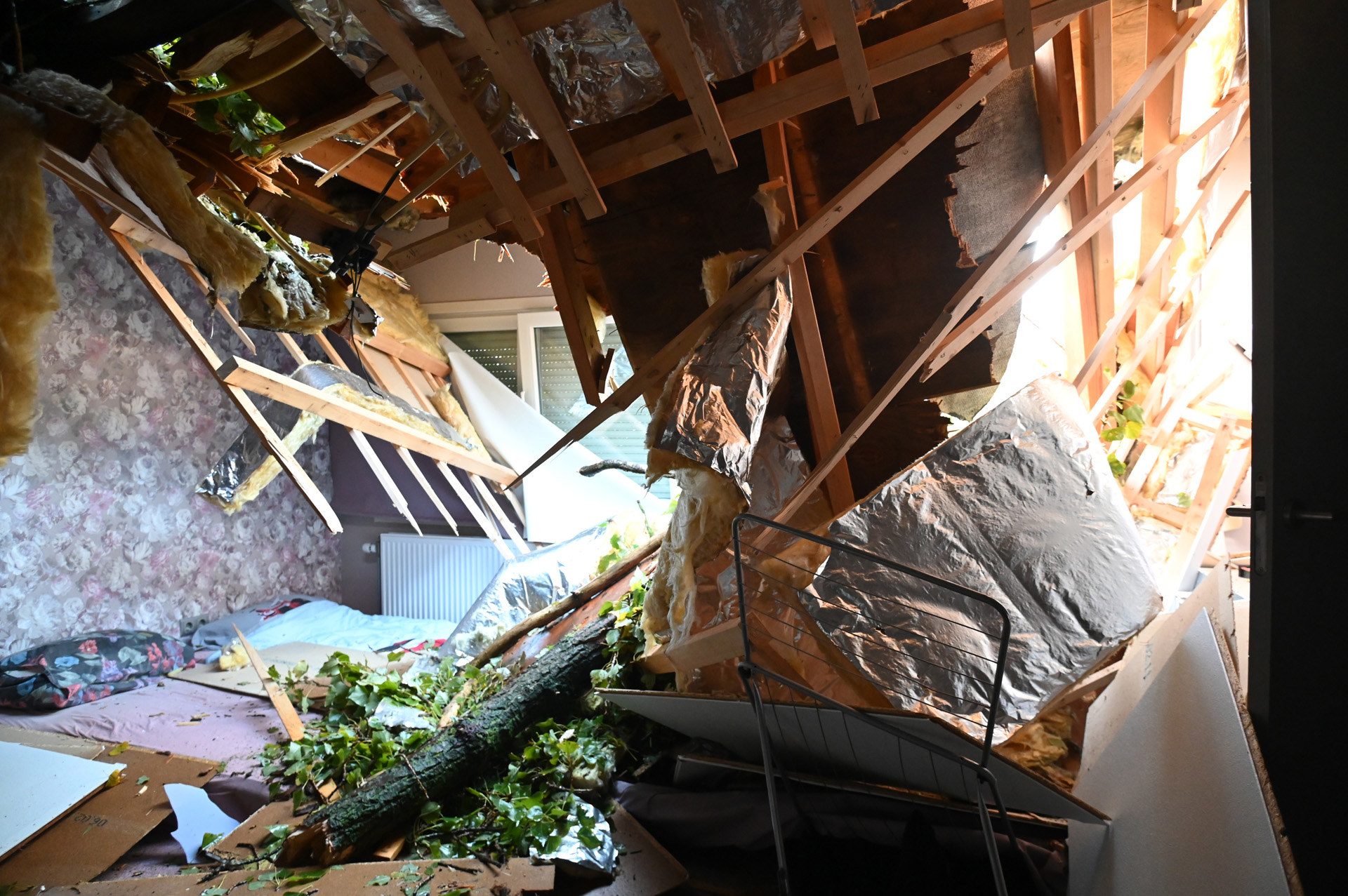 HEITINK_20261024_Enorme_boom_valt_tijdens_storm_op_woonwagen_van_Grad_Damen_in_Breda_kinderslaapkamer_zwaar_verwoest_9 - 112 Nederland