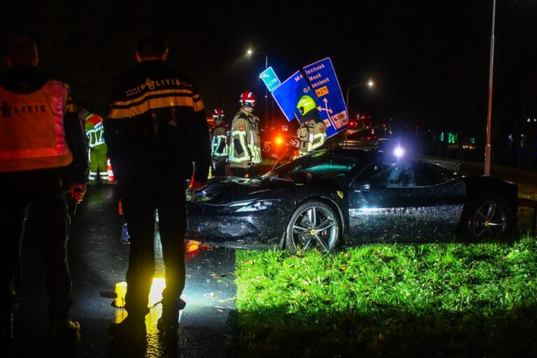 Ferrari van ruim vier ton vliegt uit de bocht en ramt verkeersbord