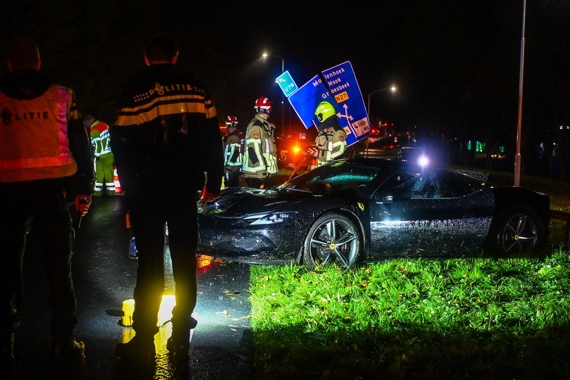 Ferrari van ruim vier ton vliegt uit de bocht en ramt verkeersbord