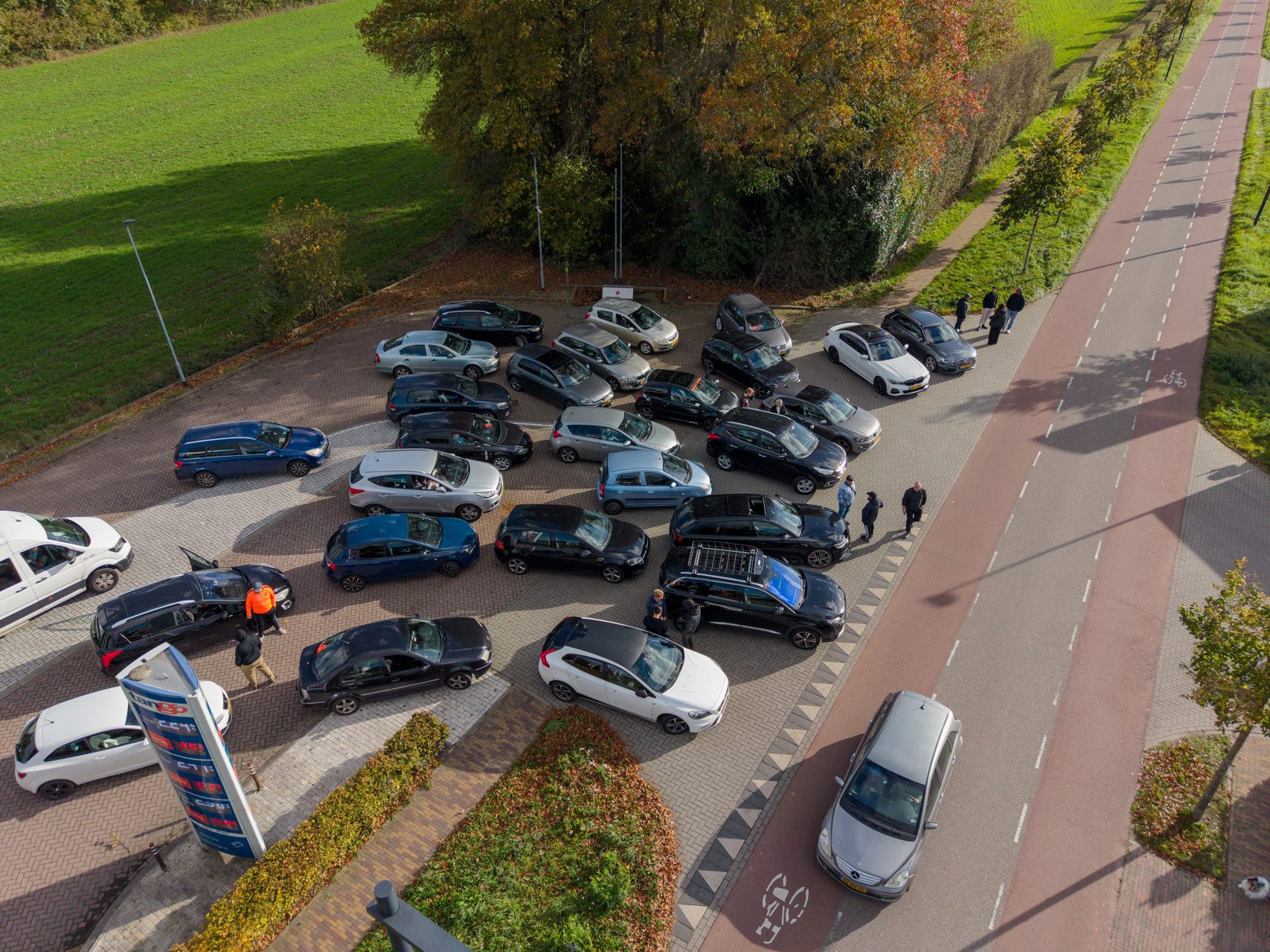 HEITINK_20261024_Honderd_automobilisten_wachten_op_tankactie_in_Voorst_2 - 112 Nederland
