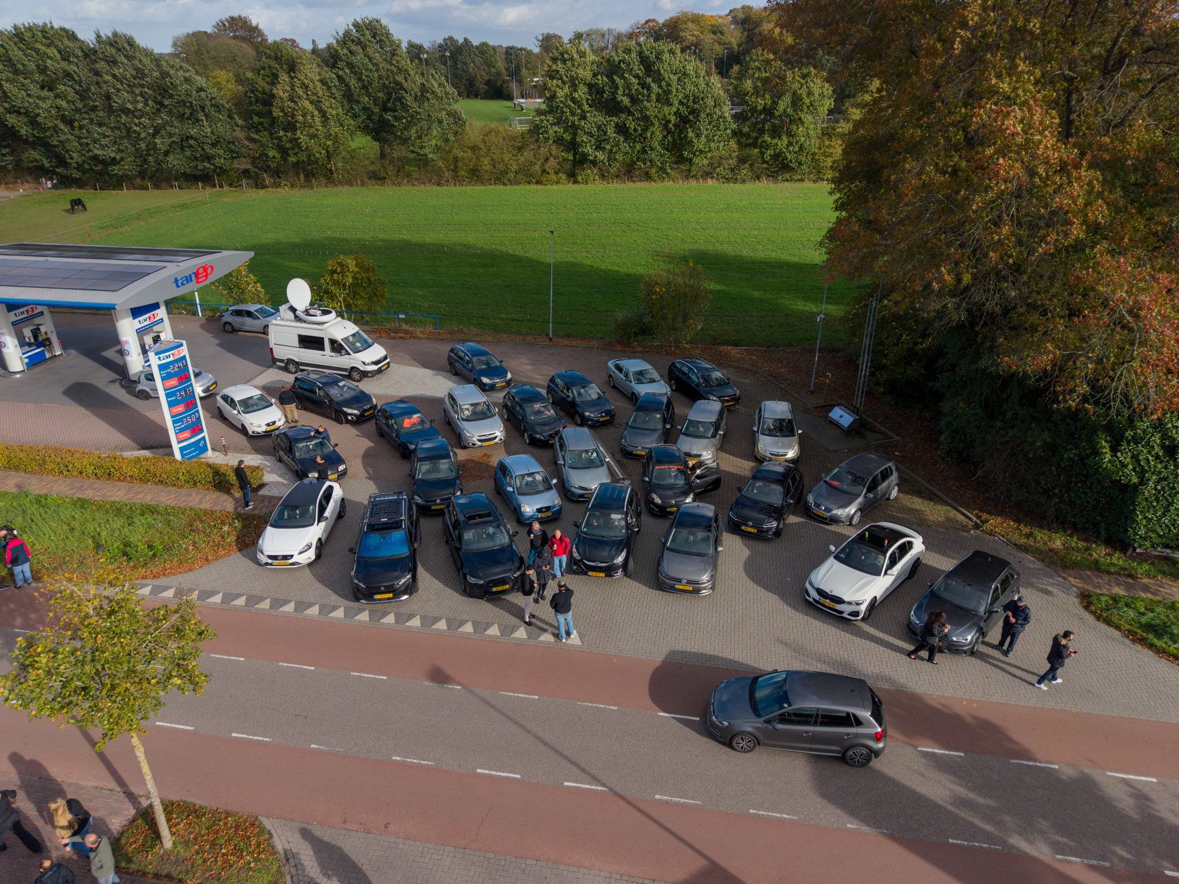 HEITINK_20261024_Honderd_automobilisten_wachten_op_tankactie_in_Voorst_4 - 112 Nederland