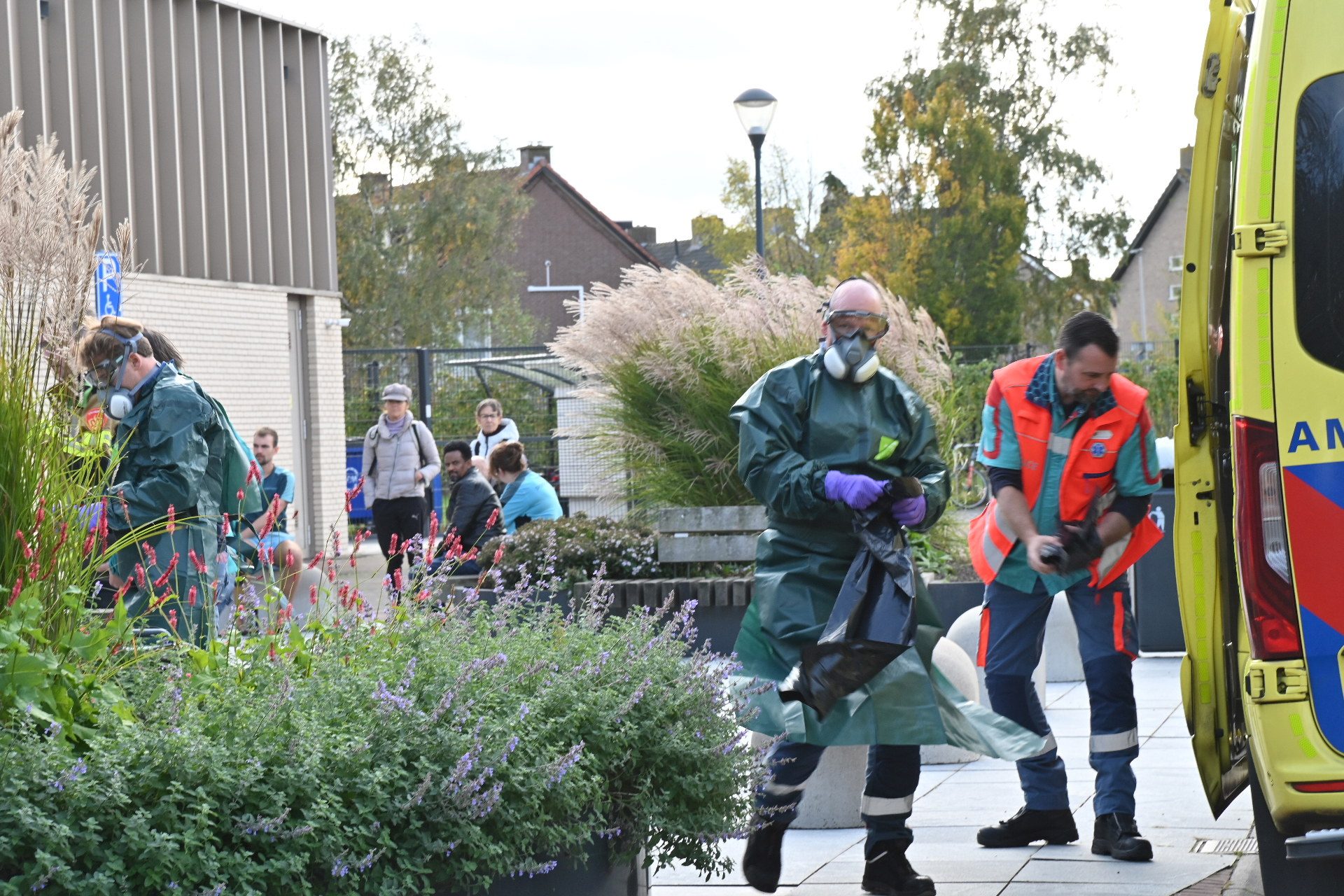 Hulpverleners in beschermende pakken bij incident in zwembad
