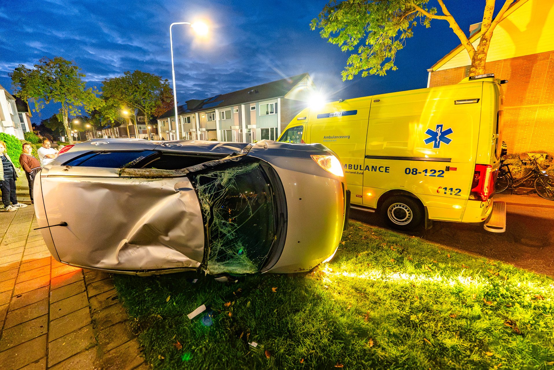 HEITINK_20261029_Auto_op_zijn_kant_na_aanrijding_tussen_twee_personenauto_s_in_Wijchen_2 - 112 Nederland