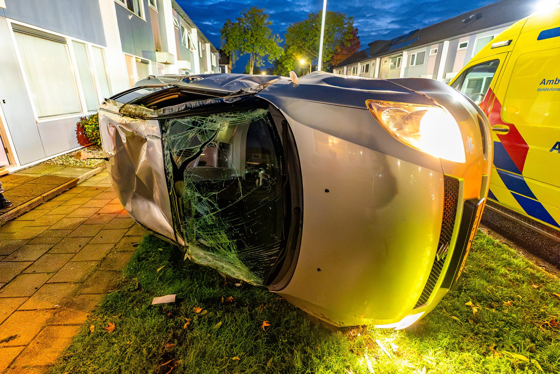 HEITINK_20261029_Auto_op_zijn_kant_na_aanrijding_tussen_twee_personenauto_s_in_Wijchen_3 - 112 Nederland