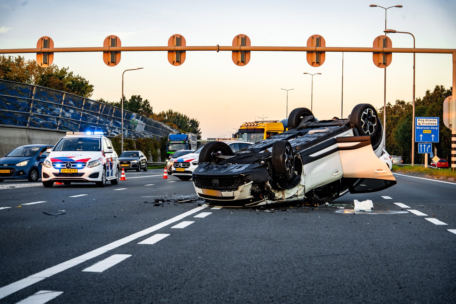 Personenauto komt ondersteboven tot stilstand na aanrijding