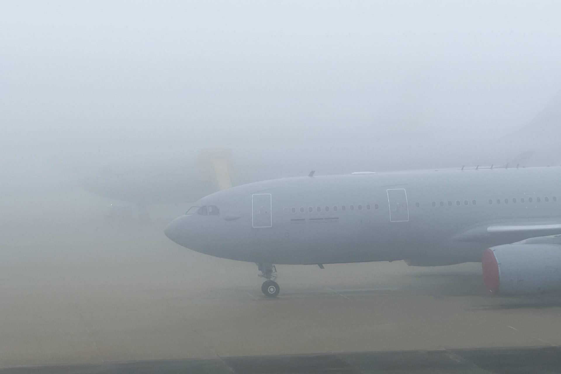 Dichte mist legt vliegverkeer deels stil, flinke vertragingen en annuleringen